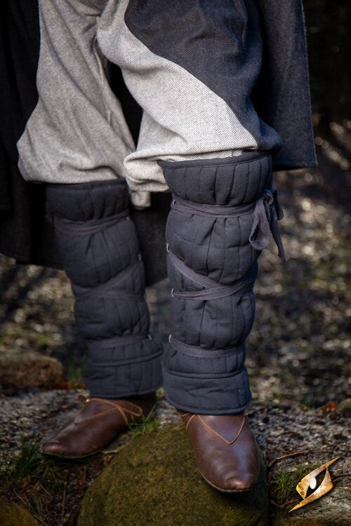 Epic Armoury Padded Greaves - Katoenen Wambuis Beenbeschermers - The Prop Shop